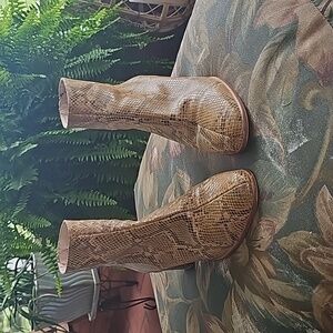 ANTHROPOLOGIE SNAKE PRINT BOOTIES SIZE 40.